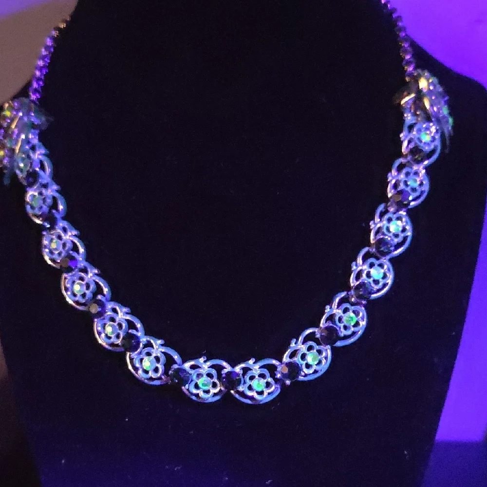 Gold-Tone NECKLACE and EARRINGS set with URANIUM glass crystals - Picture 13 of 13